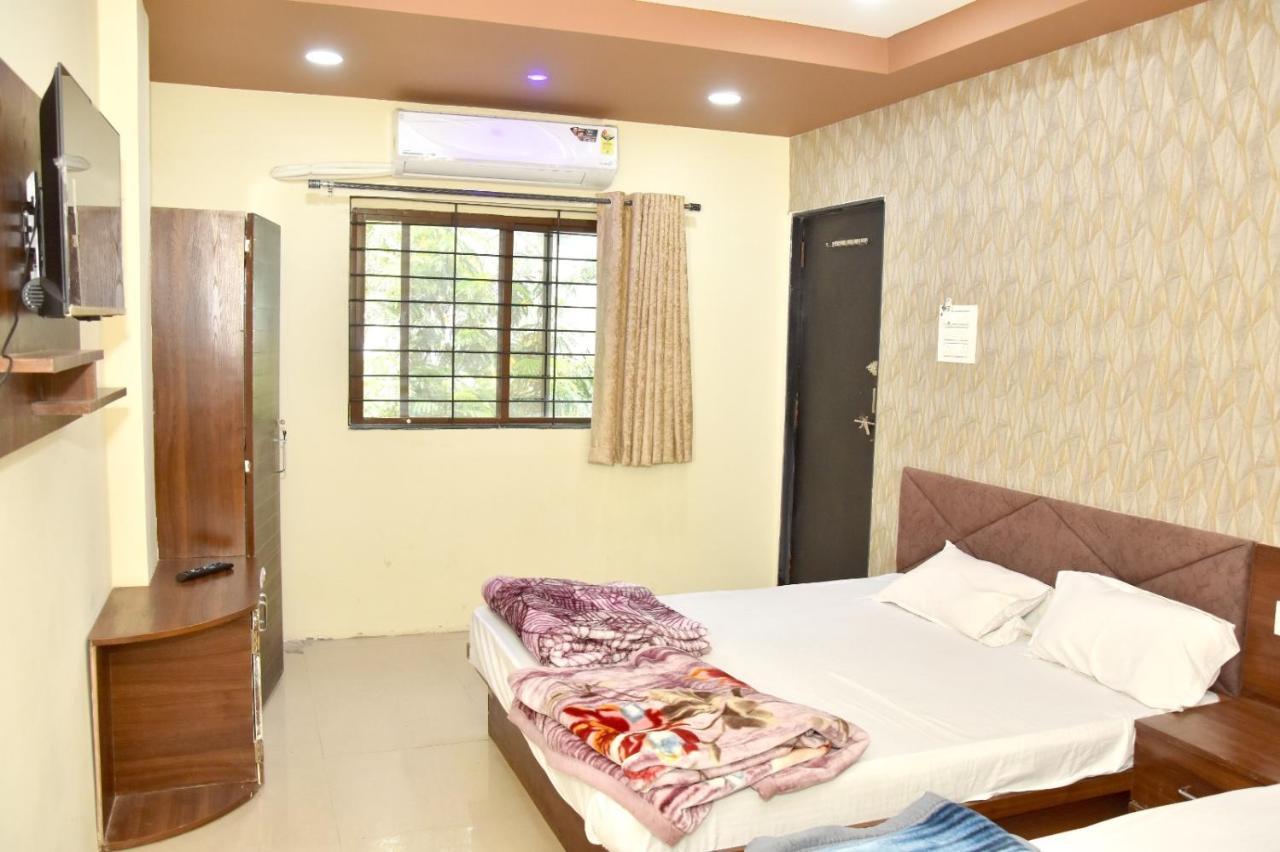 Green Leaf Hotel Ujjain Buitenkant foto
