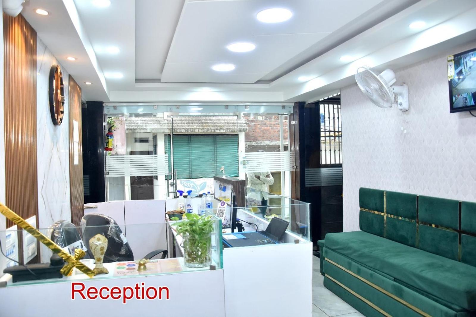 Green Leaf Hotel Ujjain Buitenkant foto