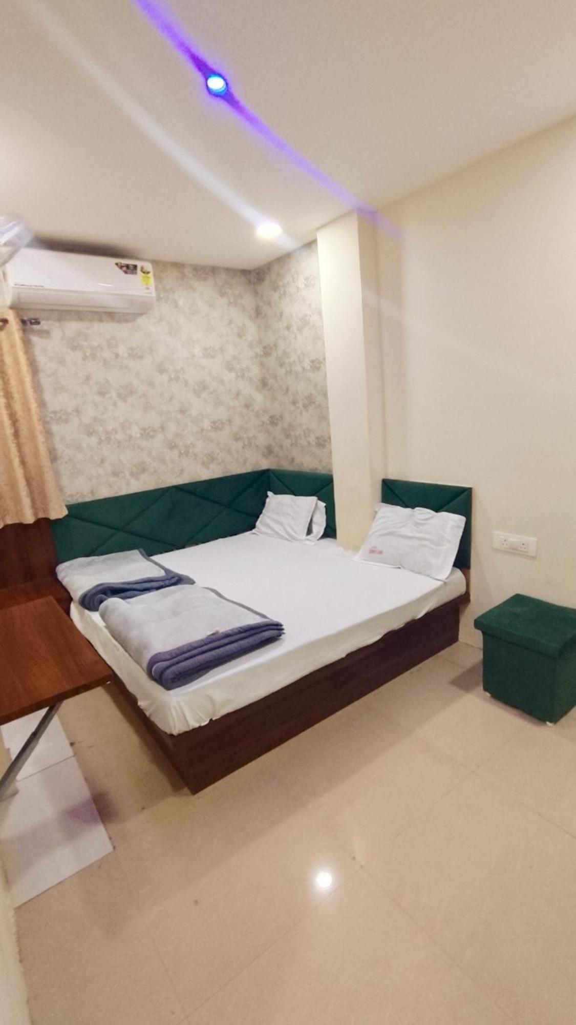 Green Leaf Hotel Ujjain Buitenkant foto