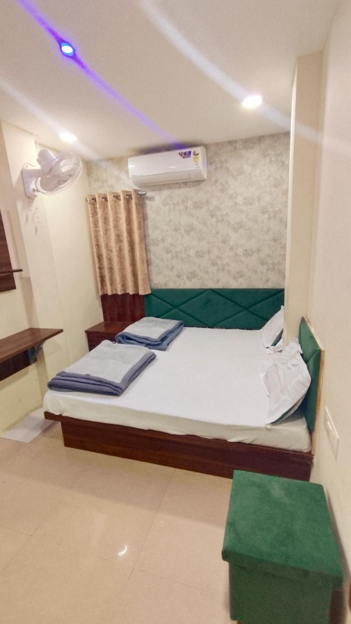 Green Leaf Hotel Ujjain Buitenkant foto