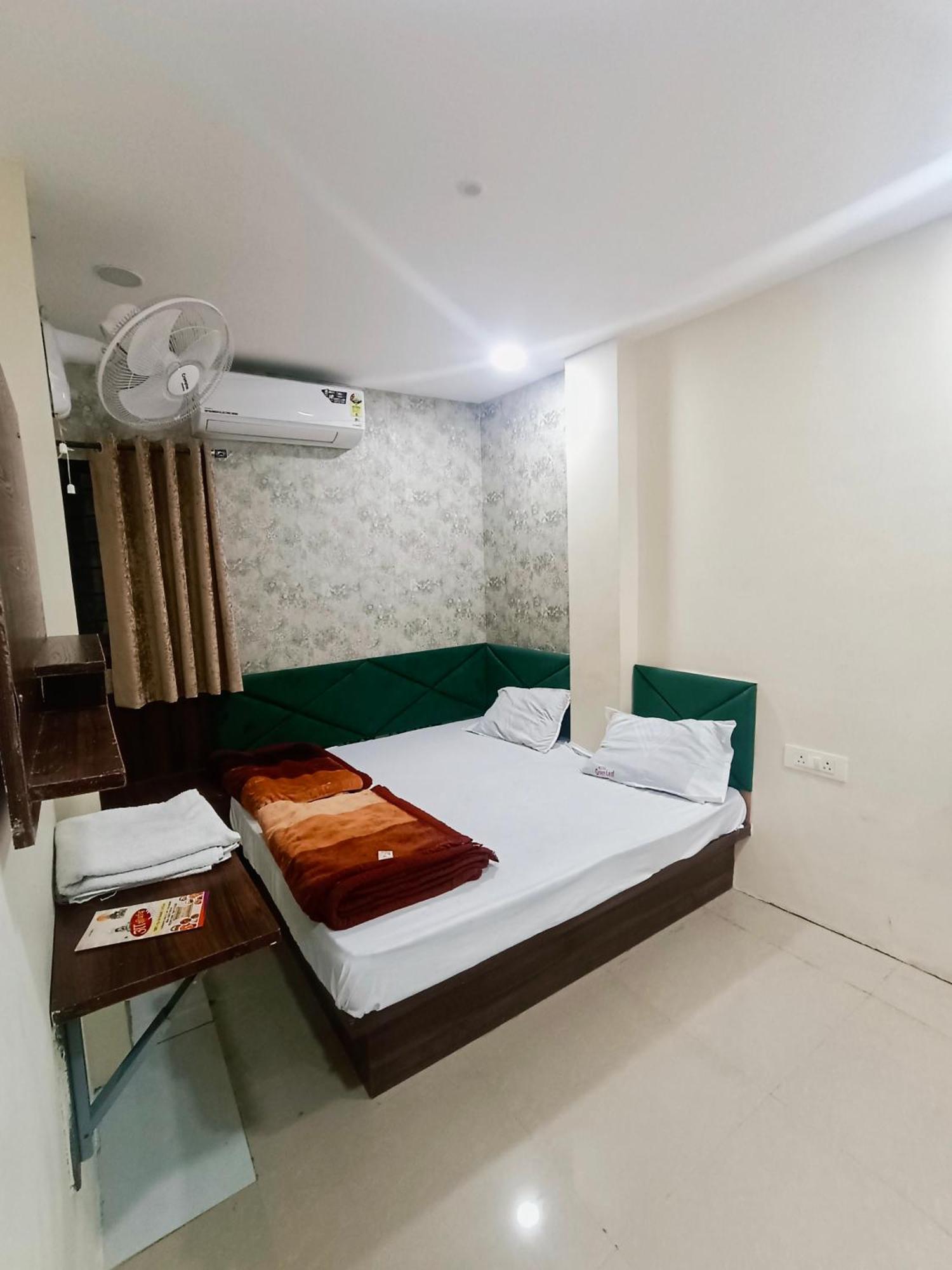 Green Leaf Hotel Ujjain Buitenkant foto