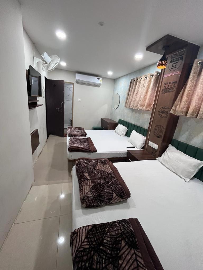 Green Leaf Hotel Ujjain Buitenkant foto