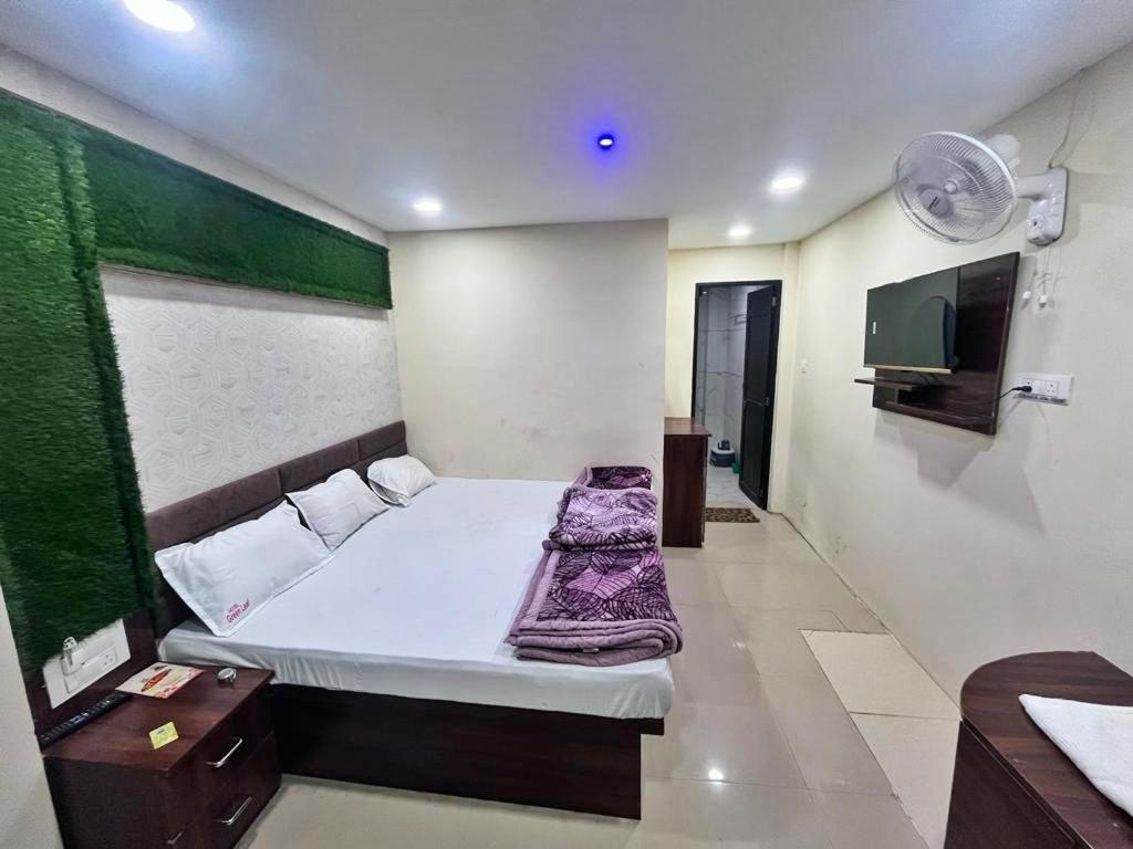 Green Leaf Hotel Ujjain Buitenkant foto