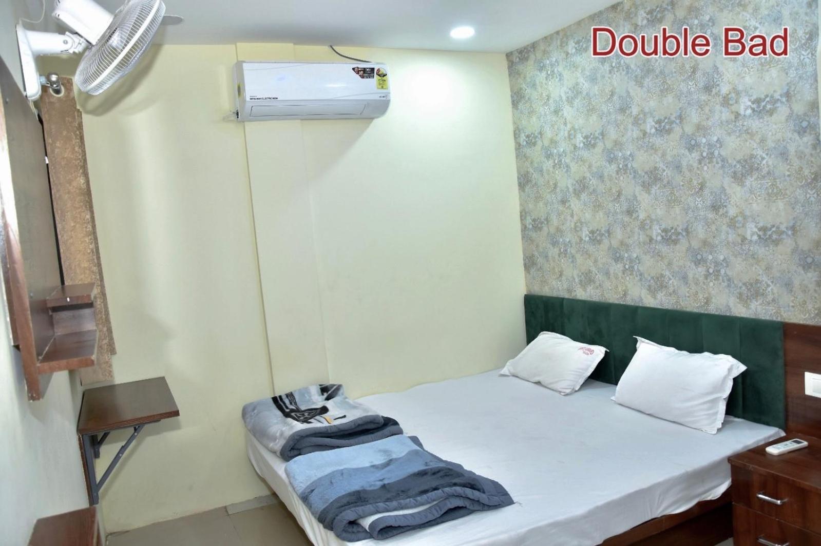 Green Leaf Hotel Ujjain Buitenkant foto