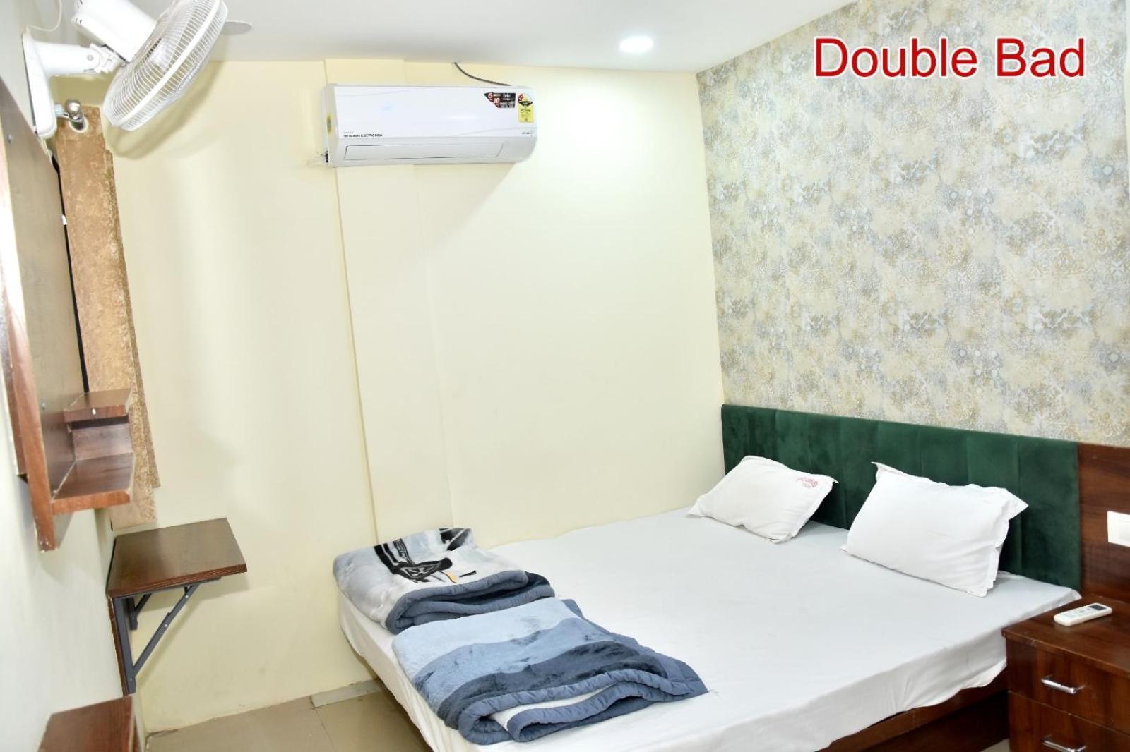 Green Leaf Hotel Ujjain Buitenkant foto