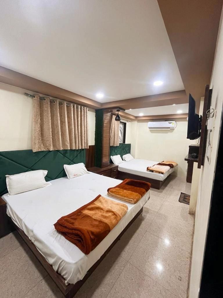 Green Leaf Hotel Ujjain Buitenkant foto