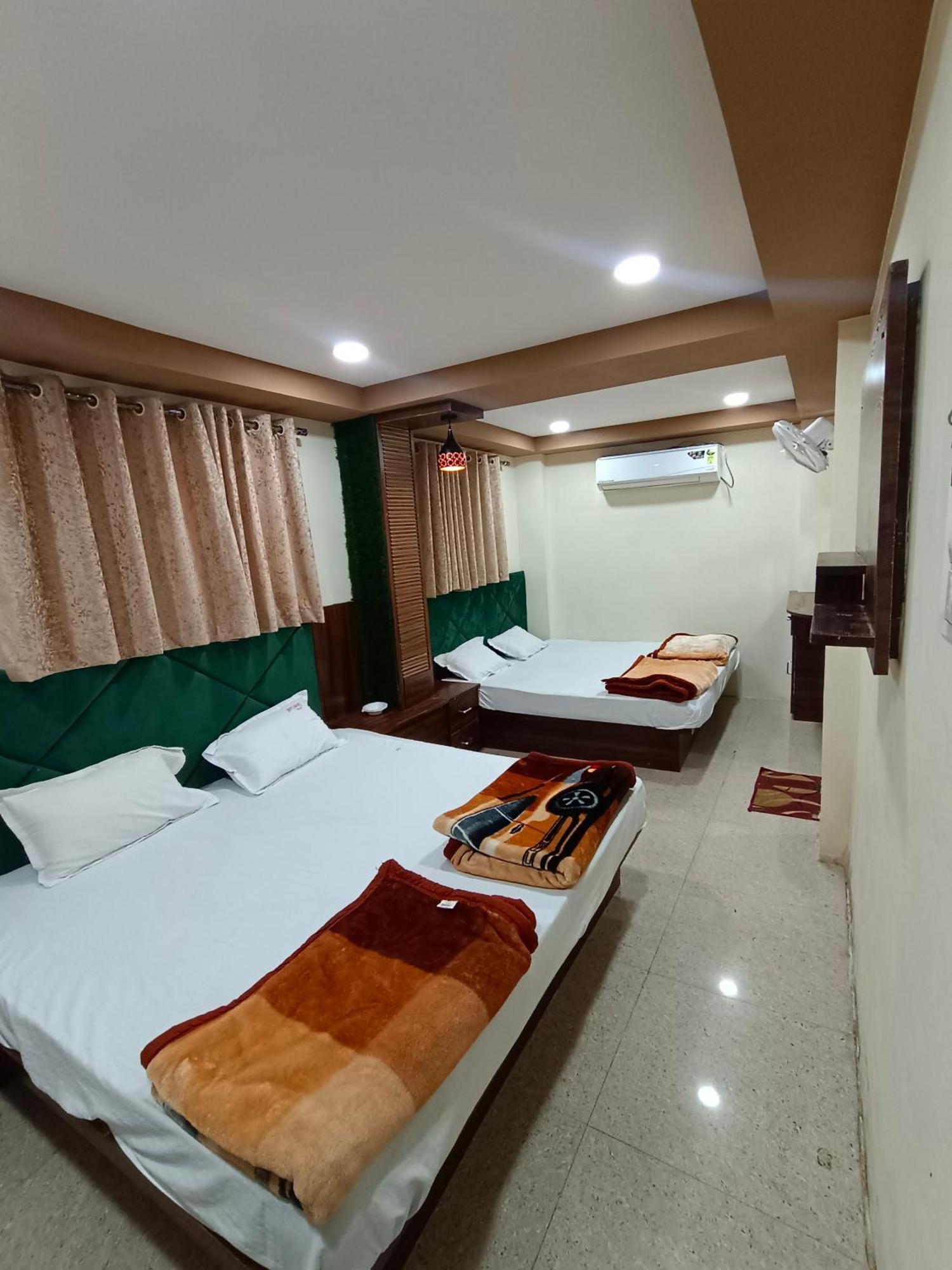 Green Leaf Hotel Ujjain Buitenkant foto
