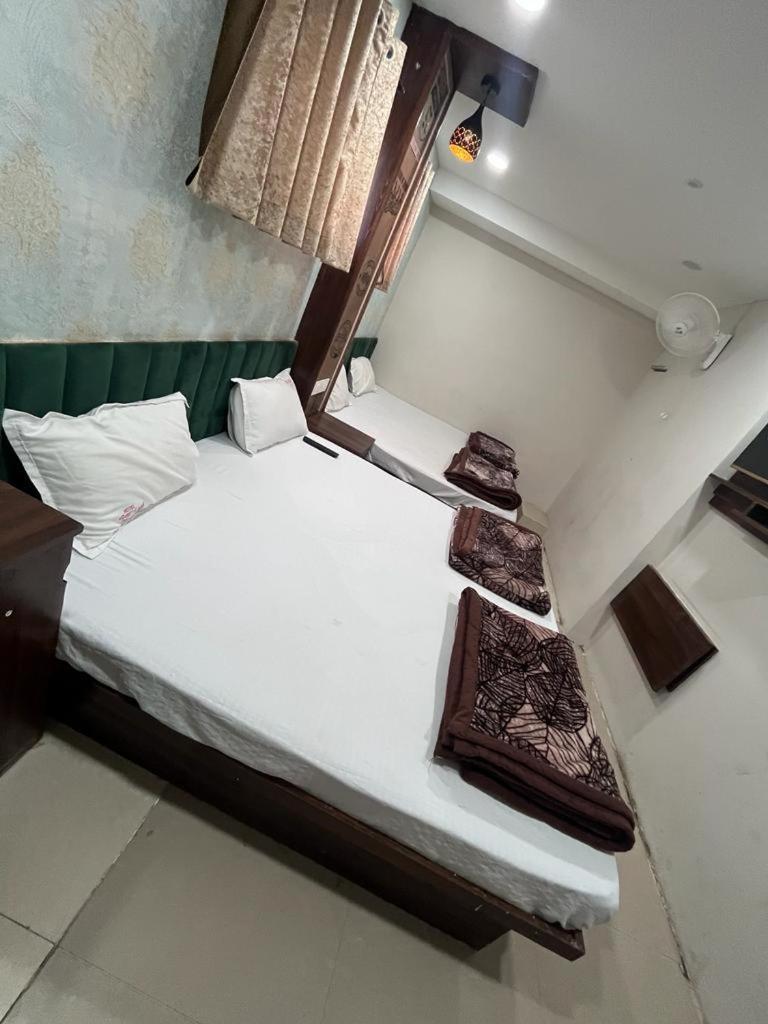 Green Leaf Hotel Ujjain Buitenkant foto