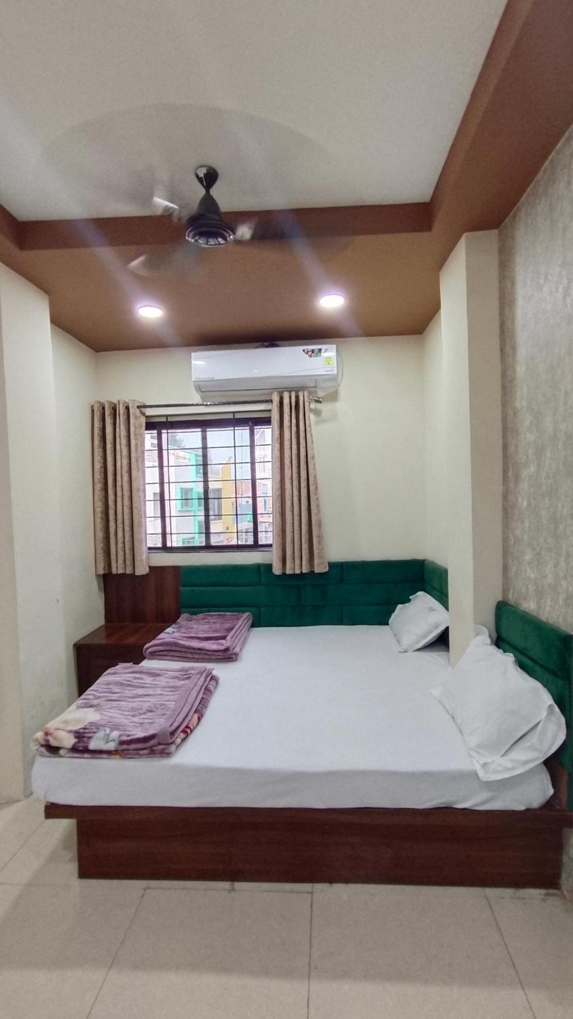Green Leaf Hotel Ujjain Buitenkant foto