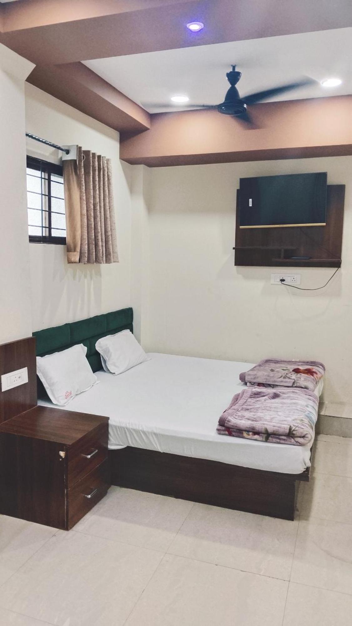 Green Leaf Hotel Ujjain Buitenkant foto
