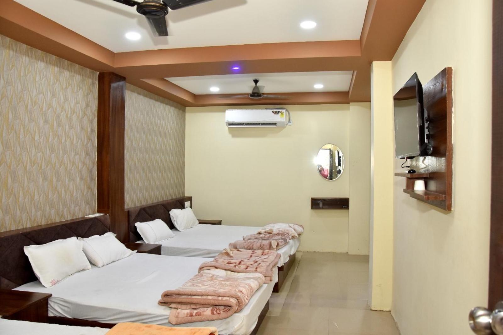 Green Leaf Hotel Ujjain Buitenkant foto