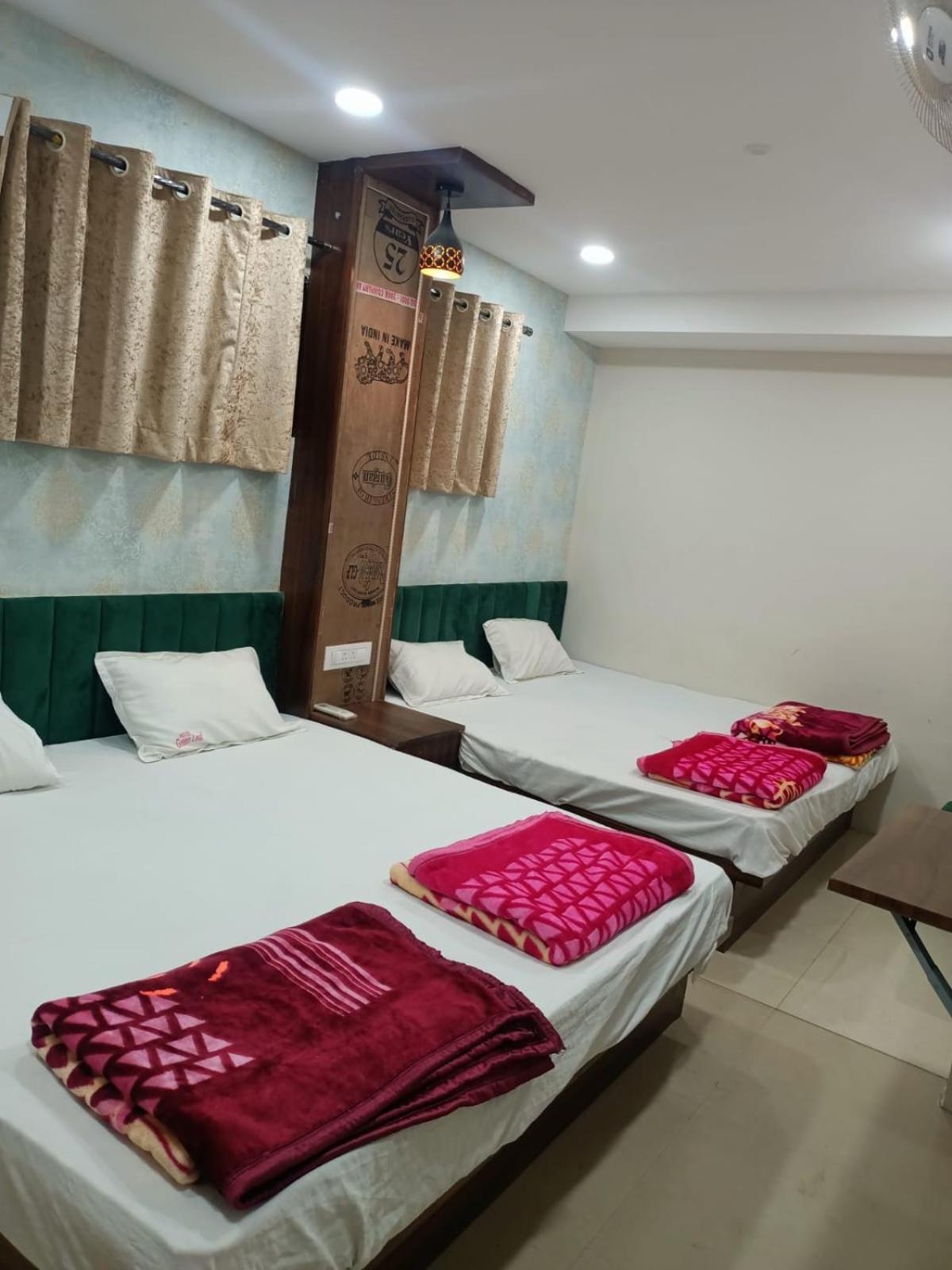 Green Leaf Hotel Ujjain Buitenkant foto