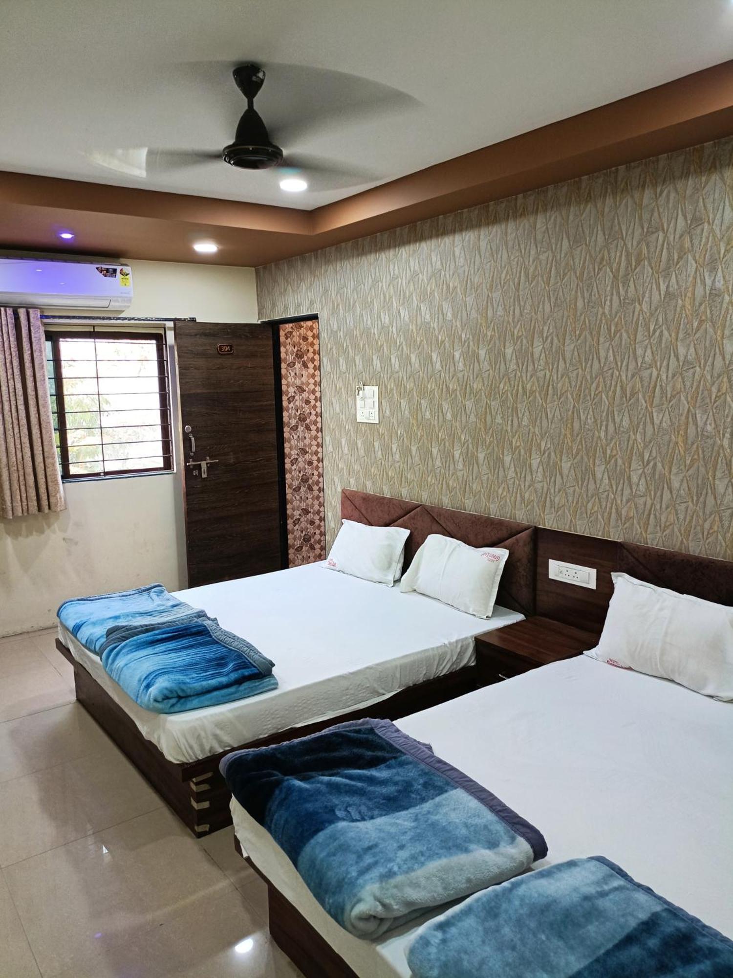 Green Leaf Hotel Ujjain Buitenkant foto