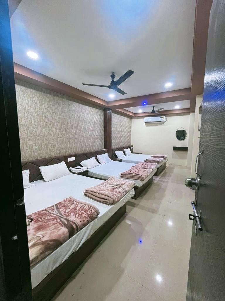 Green Leaf Hotel Ujjain Buitenkant foto