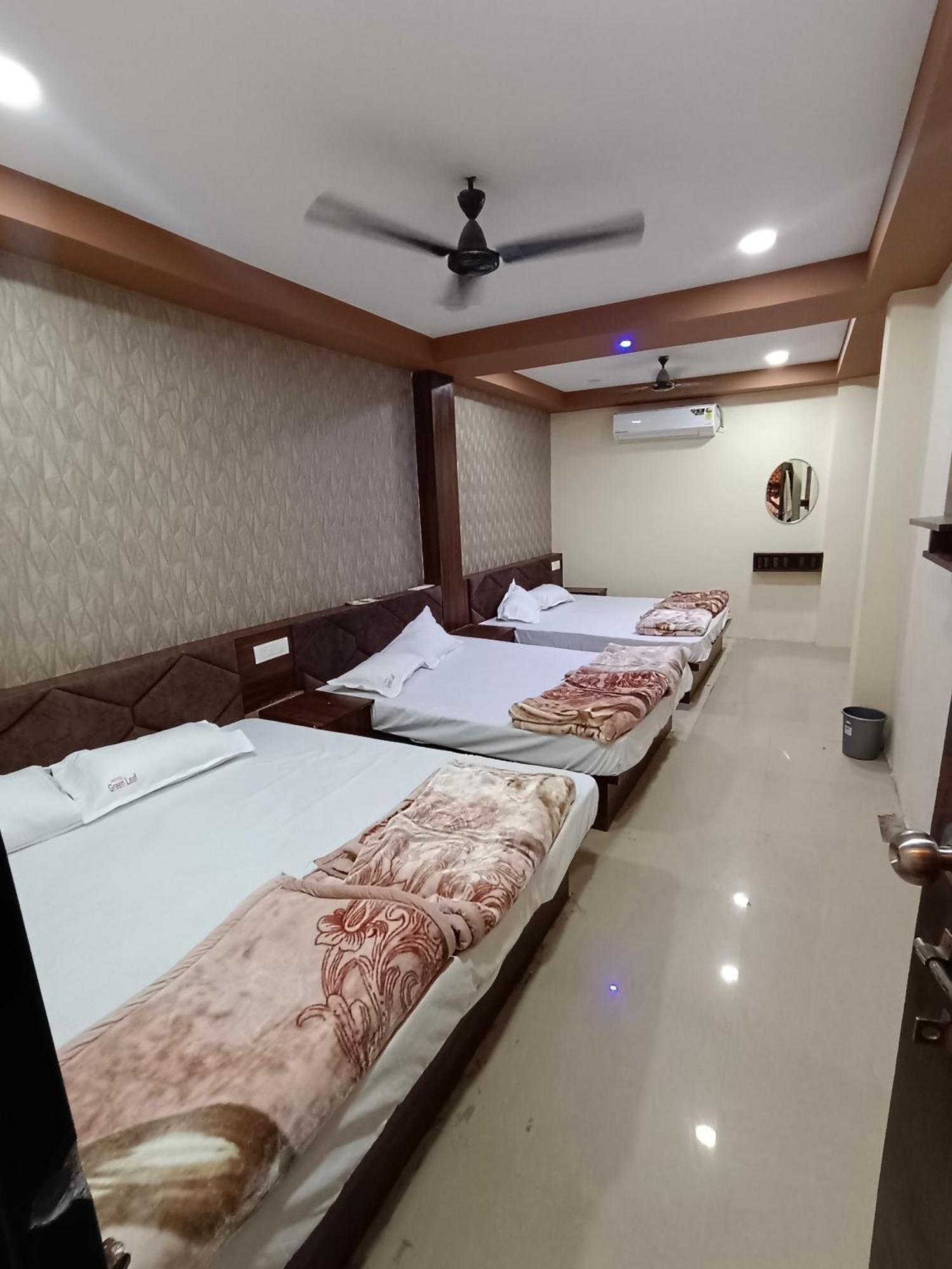 Green Leaf Hotel Ujjain Buitenkant foto