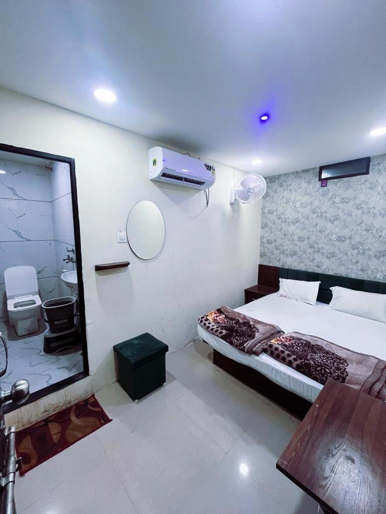 Green Leaf Hotel Ujjain Buitenkant foto