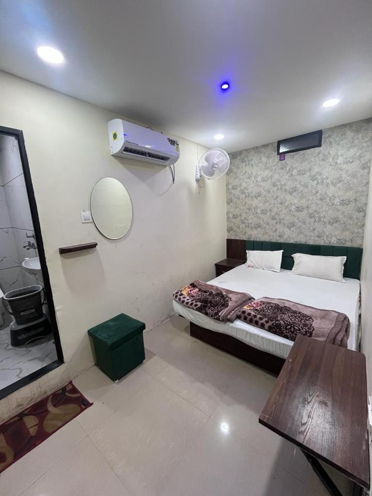 Green Leaf Hotel Ujjain Buitenkant foto
