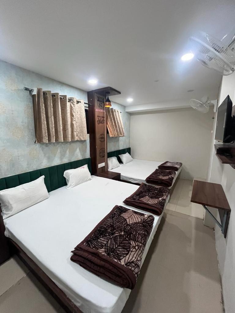 Green Leaf Hotel Ujjain Buitenkant foto