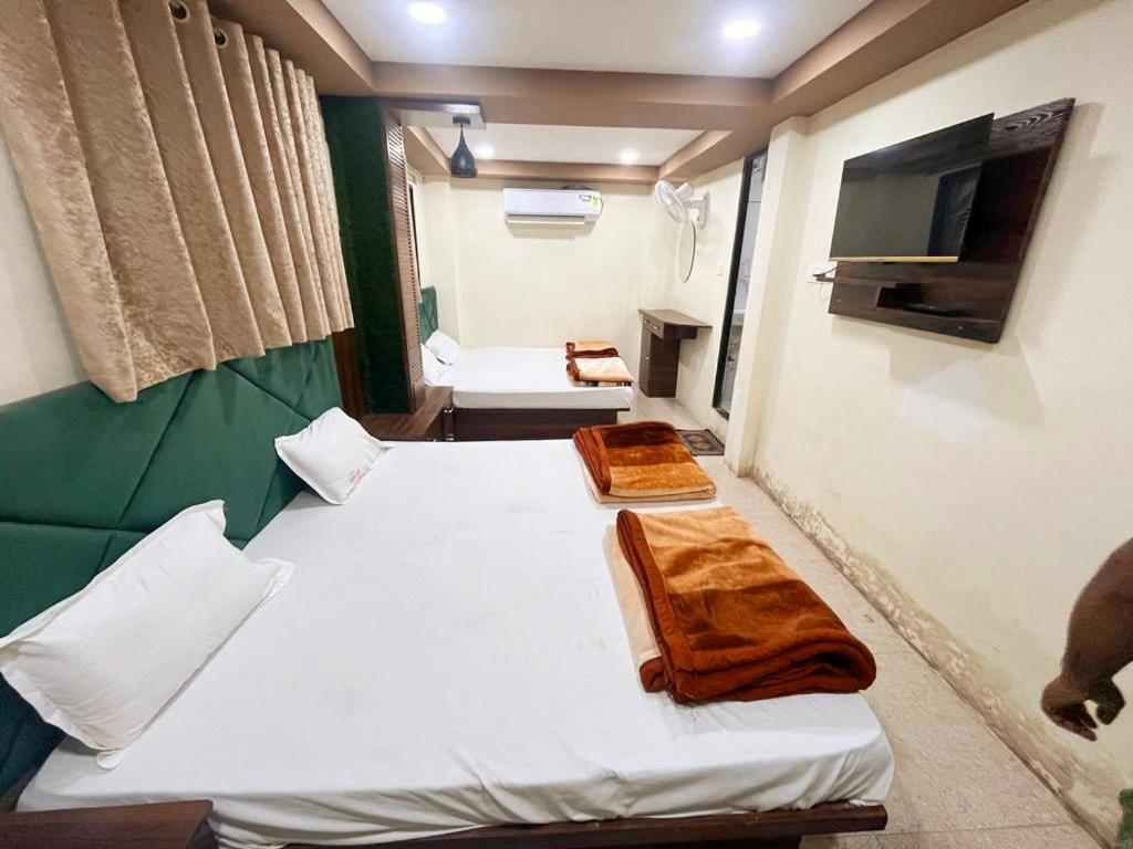 Green Leaf Hotel Ujjain Buitenkant foto