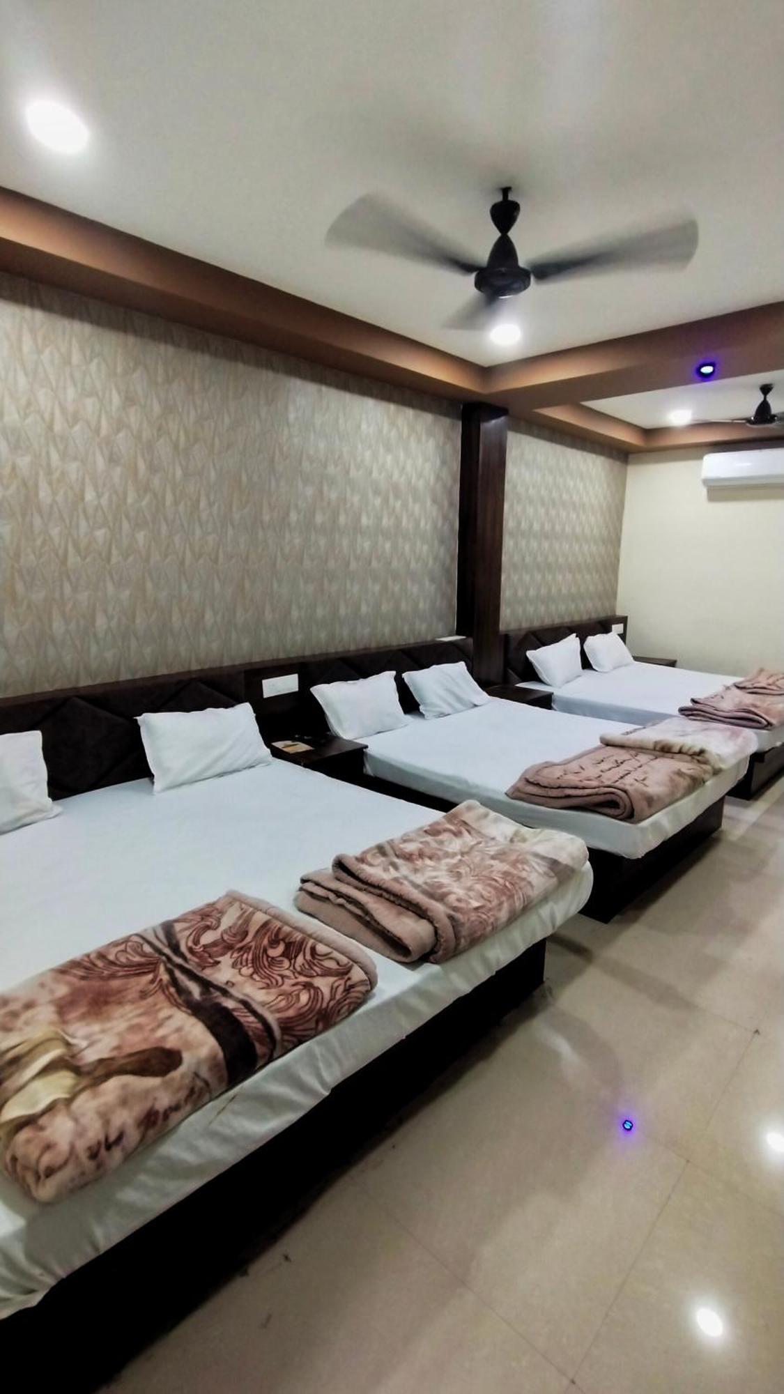 Green Leaf Hotel Ujjain Buitenkant foto