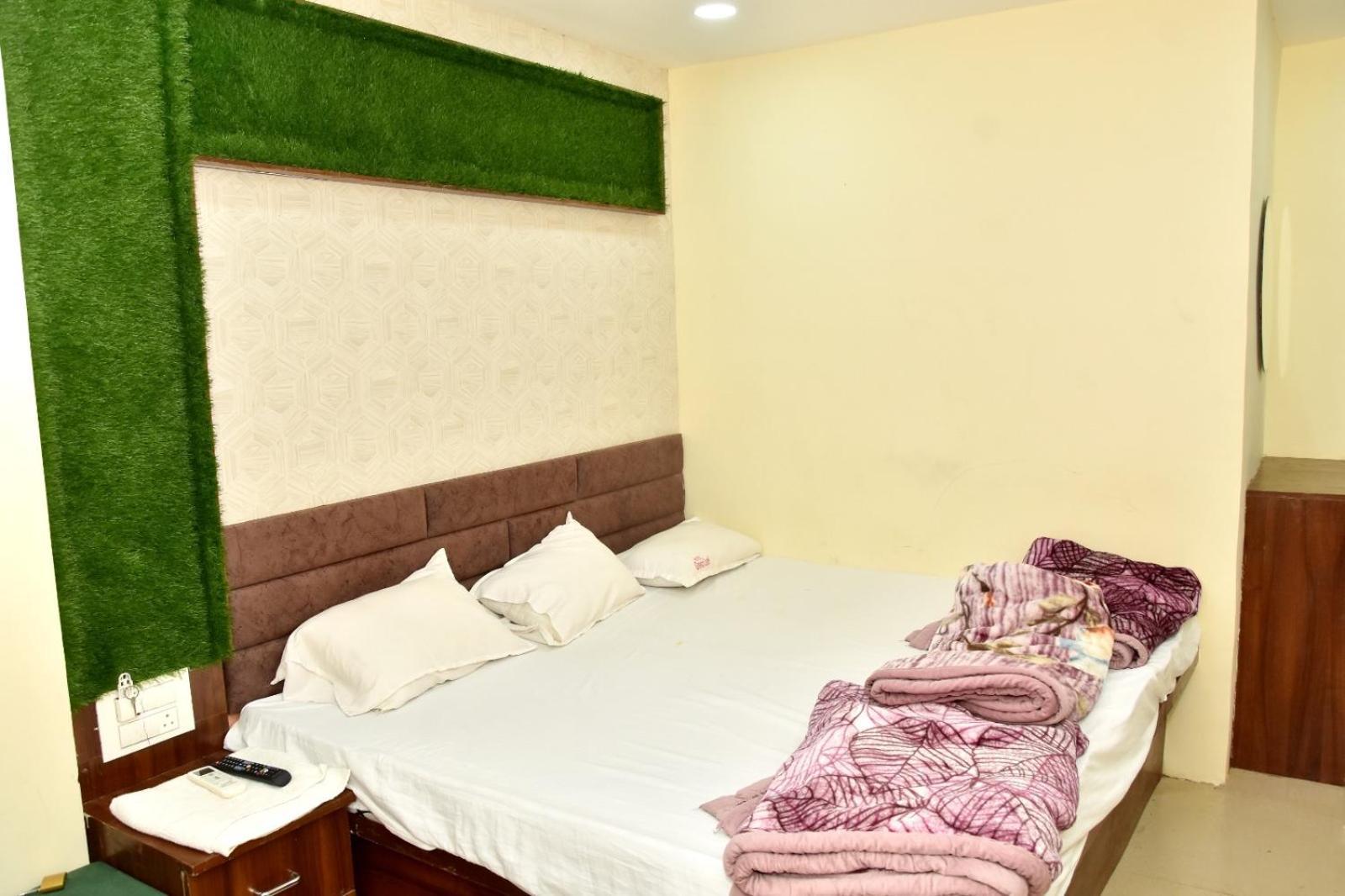 Green Leaf Hotel Ujjain Buitenkant foto
