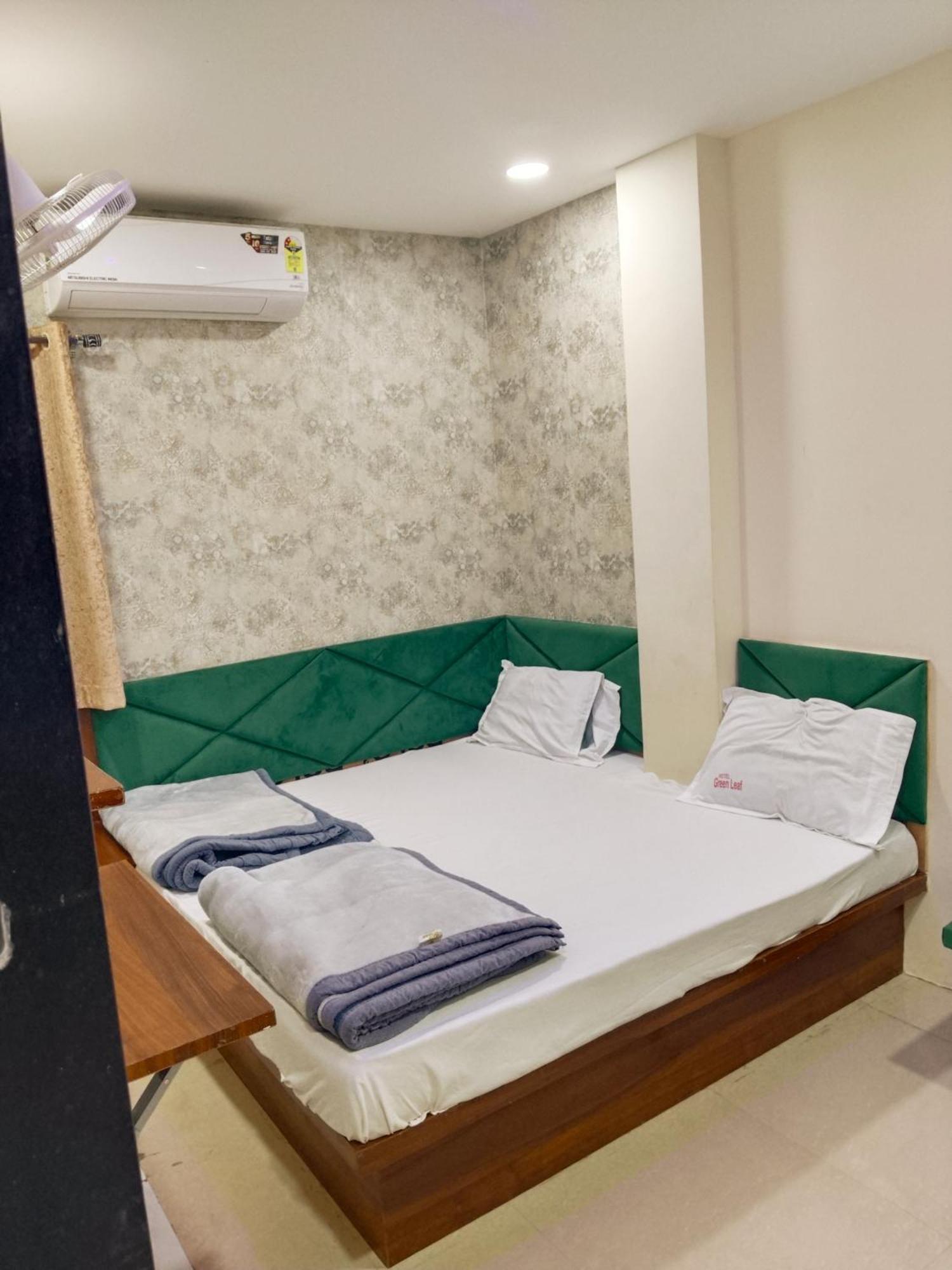 Green Leaf Hotel Ujjain Buitenkant foto