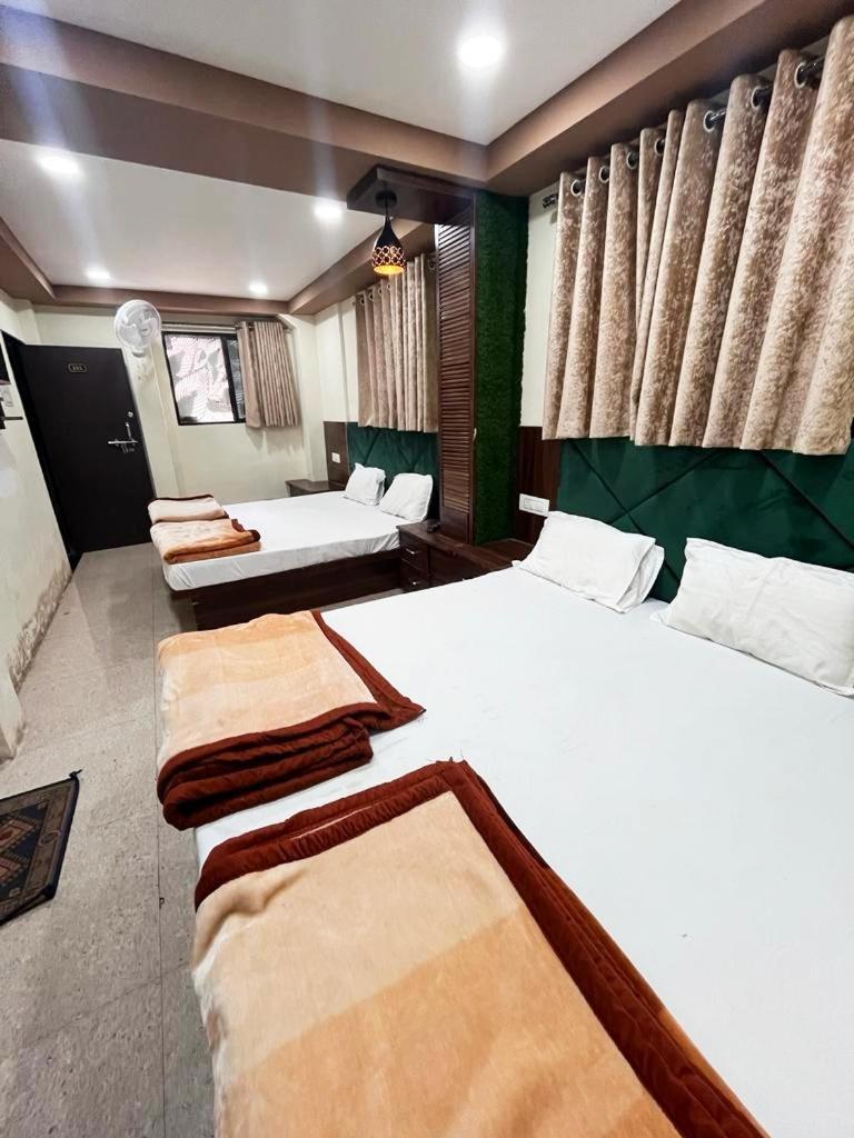 Green Leaf Hotel Ujjain Buitenkant foto