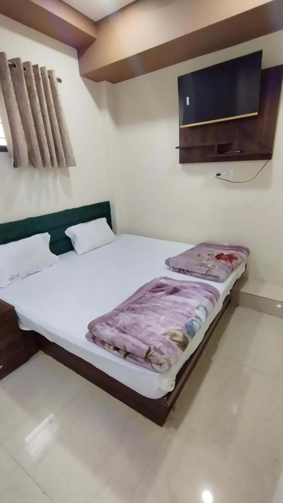Green Leaf Hotel Ujjain Buitenkant foto