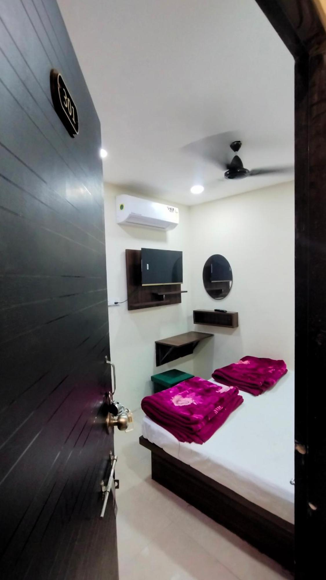 Green Leaf Hotel Ujjain Buitenkant foto