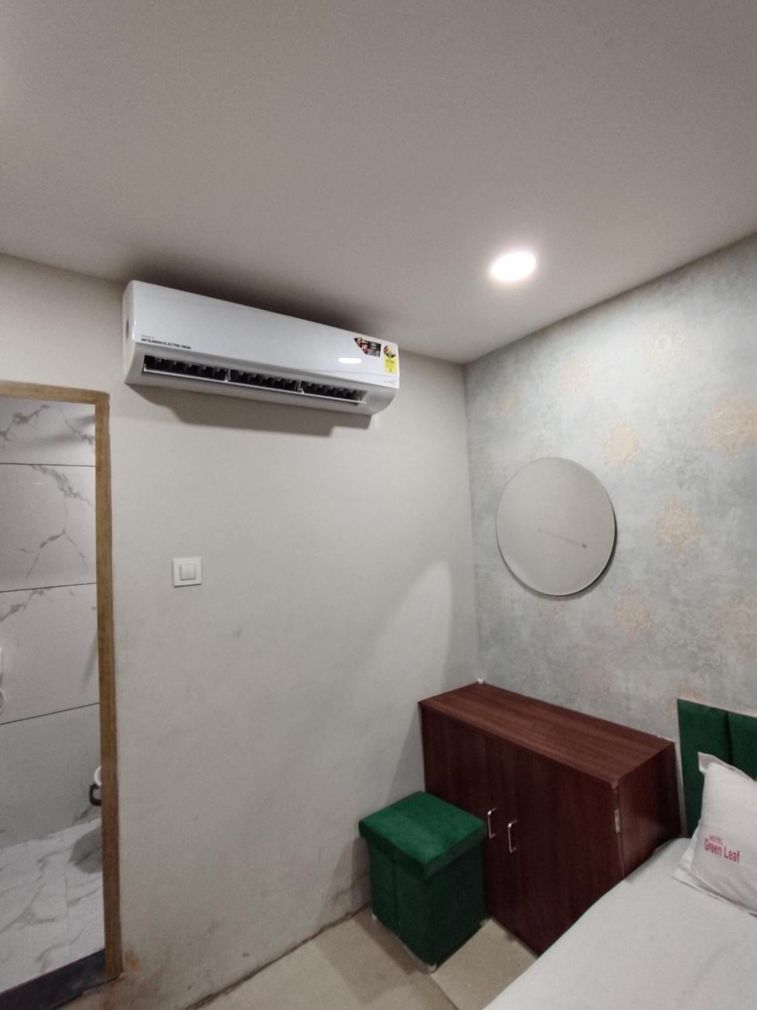 Green Leaf Hotel Ujjain Buitenkant foto