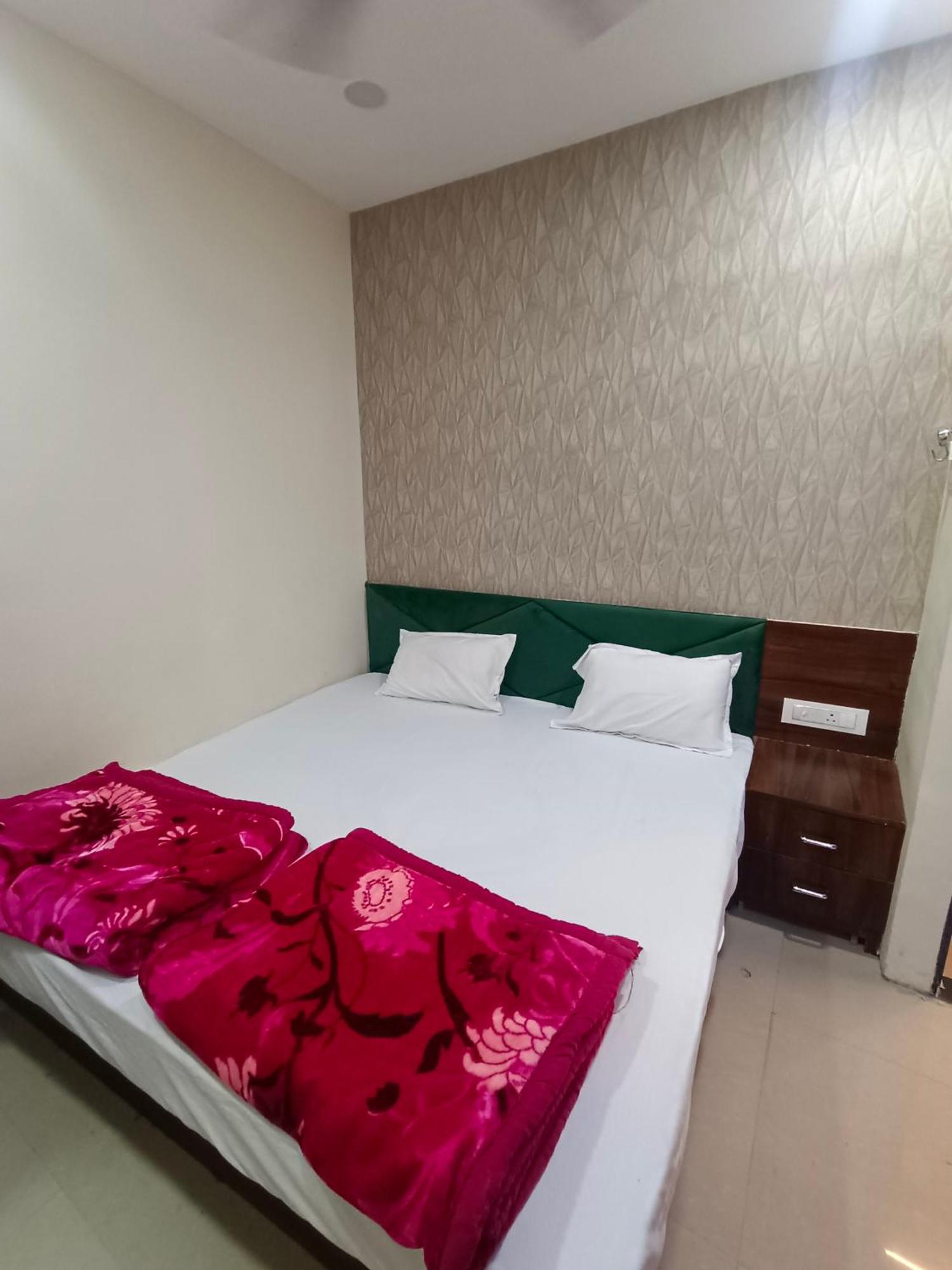 Green Leaf Hotel Ujjain Buitenkant foto
