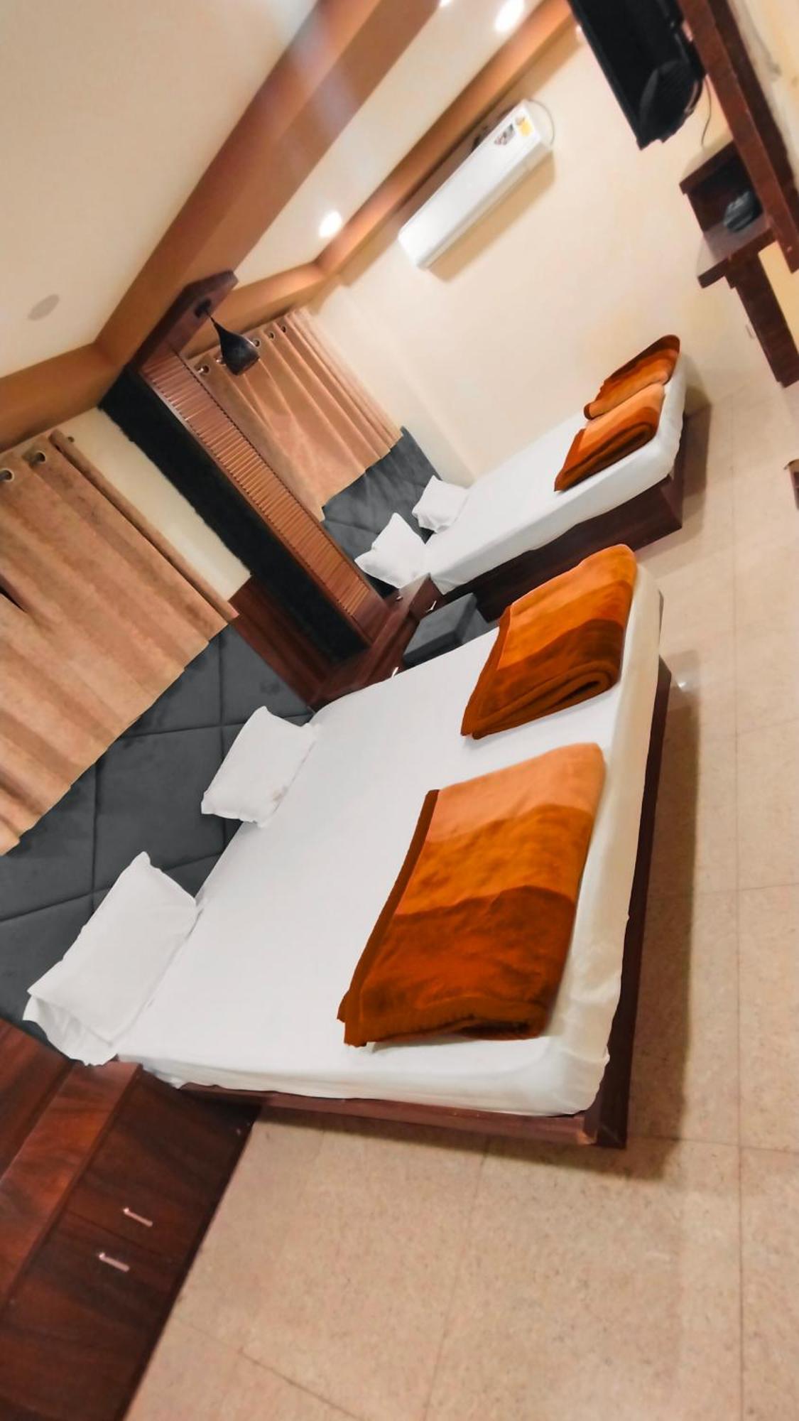 Green Leaf Hotel Ujjain Buitenkant foto