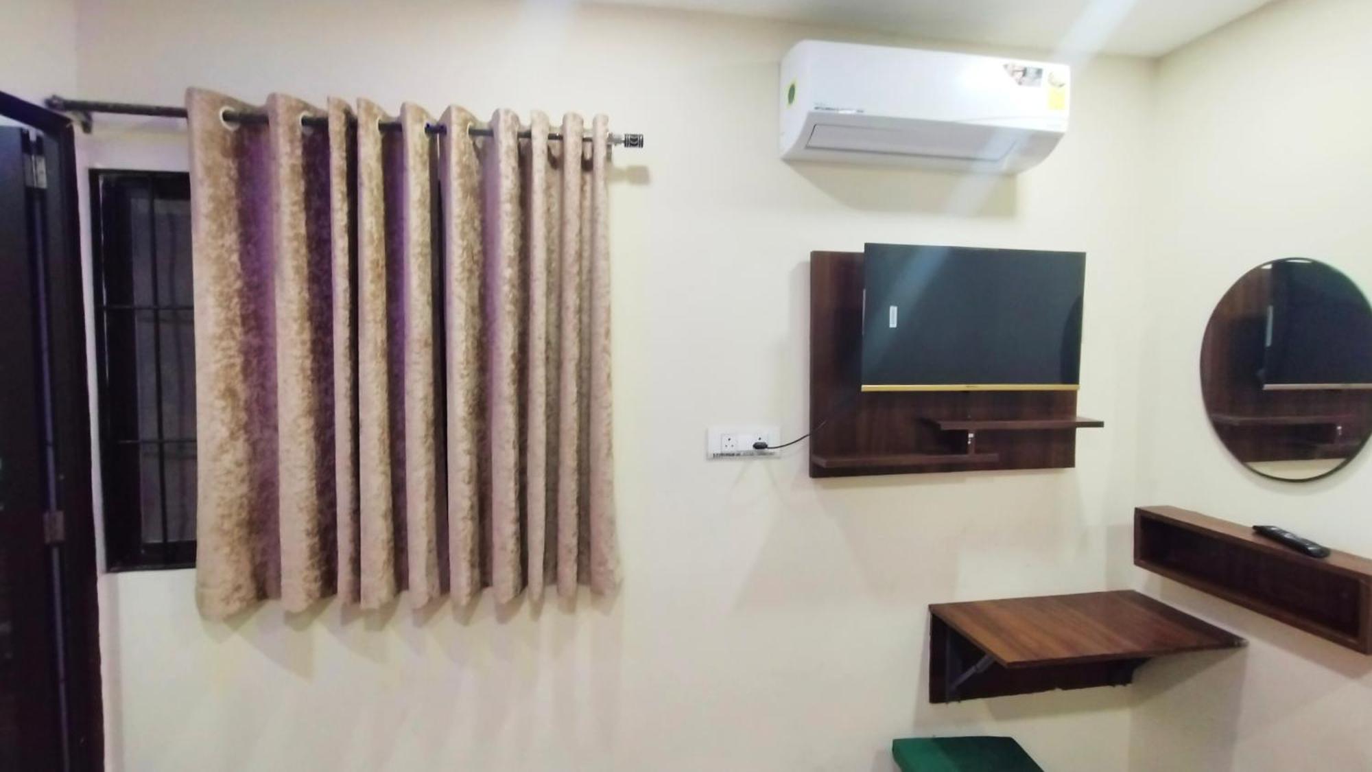 Green Leaf Hotel Ujjain Buitenkant foto