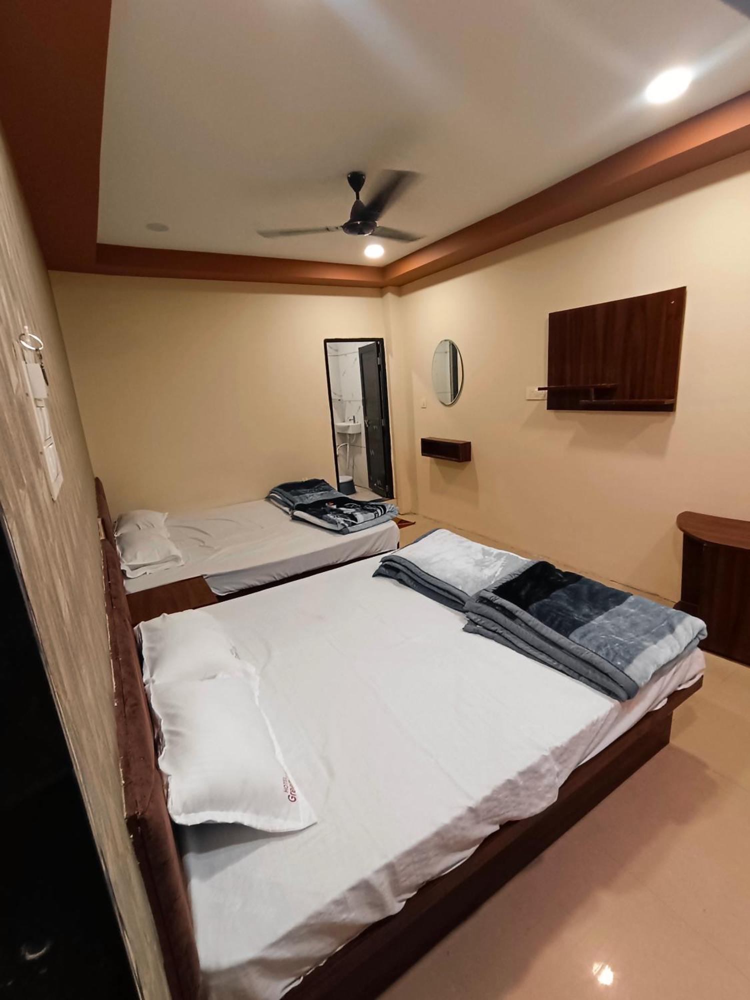 Green Leaf Hotel Ujjain Buitenkant foto