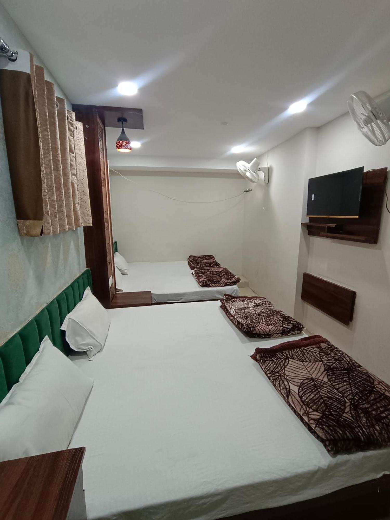Green Leaf Hotel Ujjain Buitenkant foto