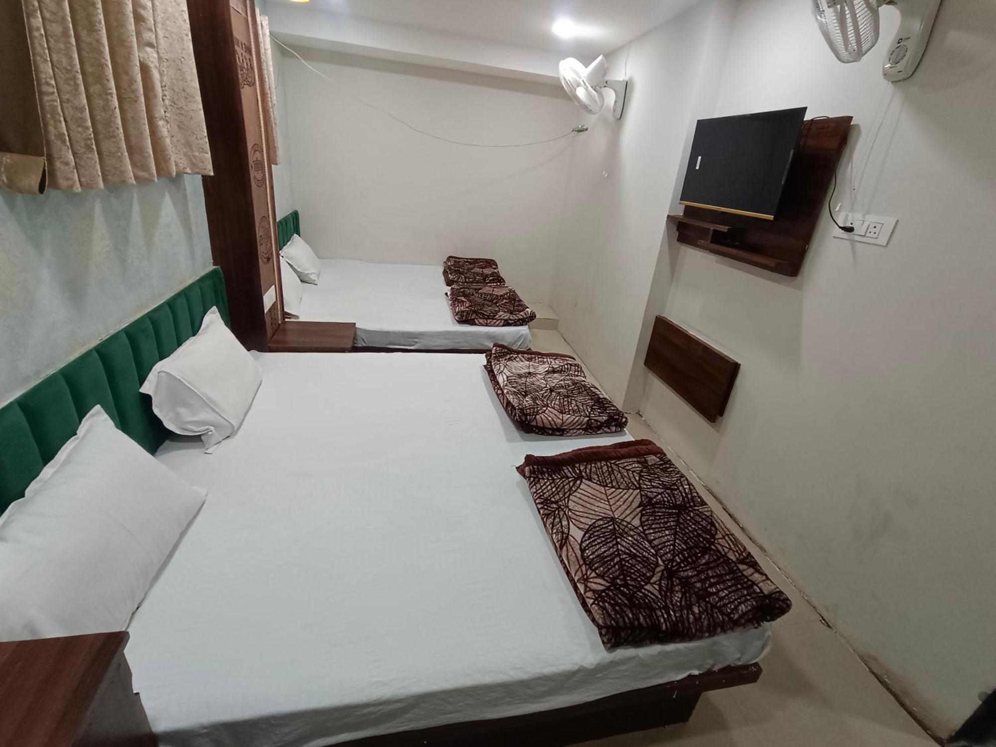 Green Leaf Hotel Ujjain Buitenkant foto