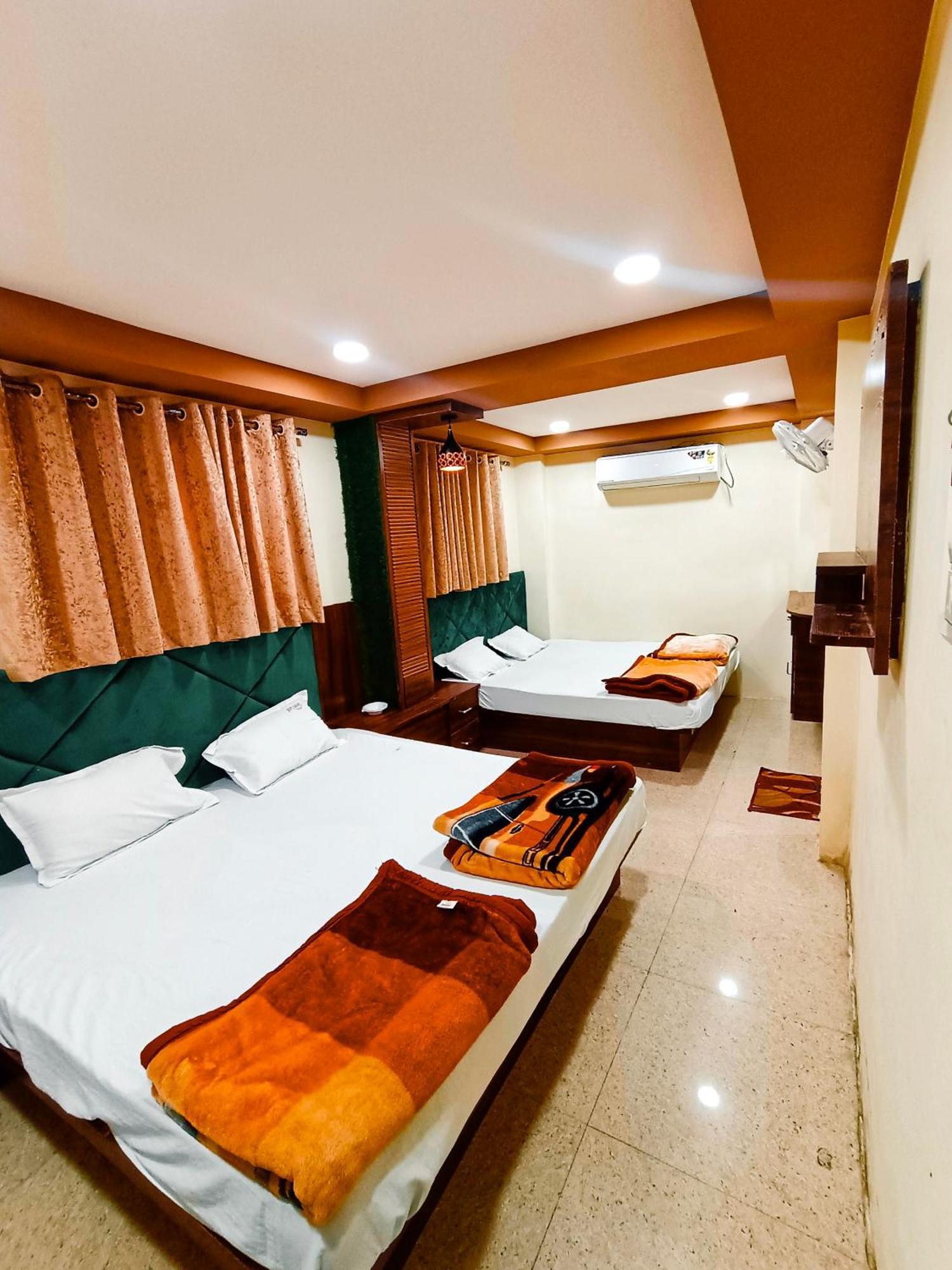 Green Leaf Hotel Ujjain Buitenkant foto