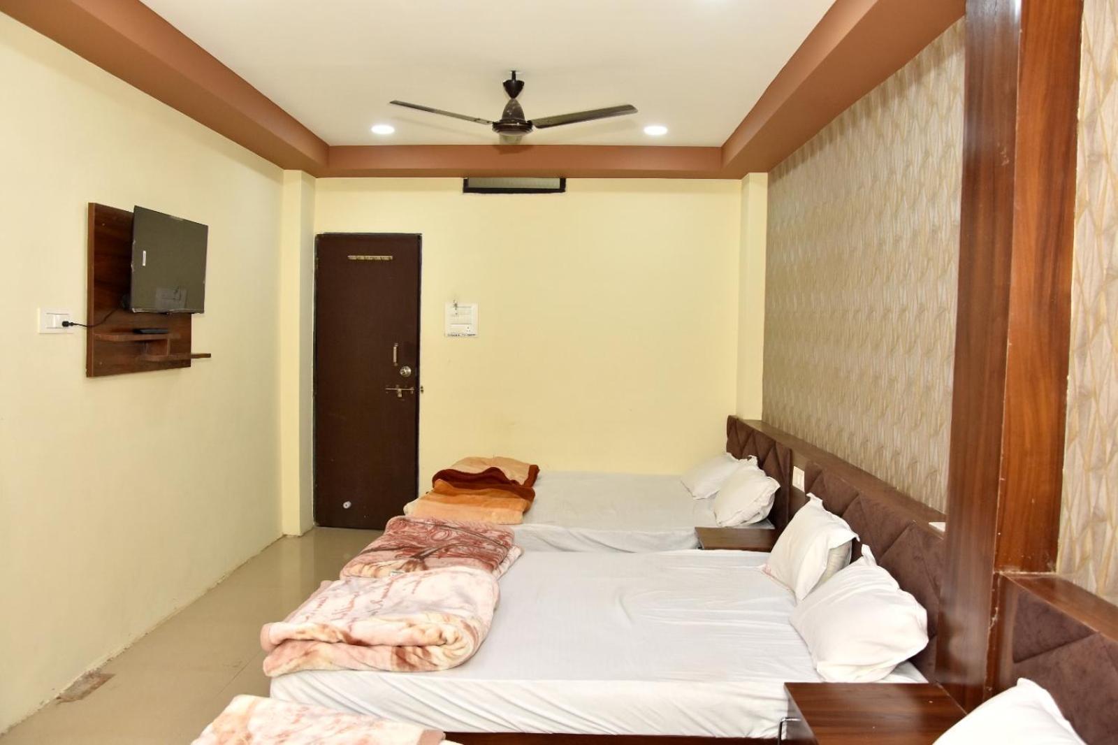Green Leaf Hotel Ujjain Buitenkant foto